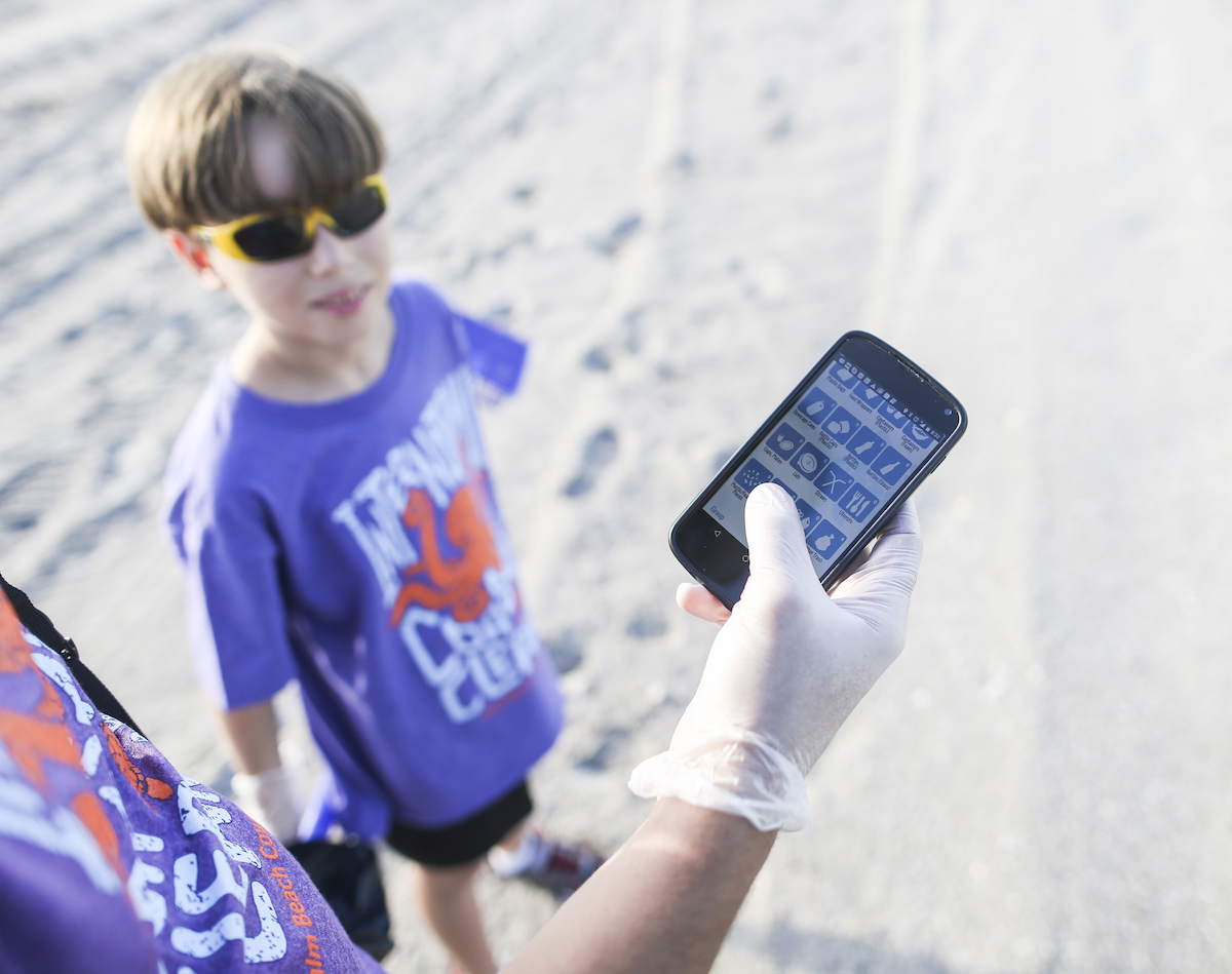 Volunteers use app during ICC cleanup